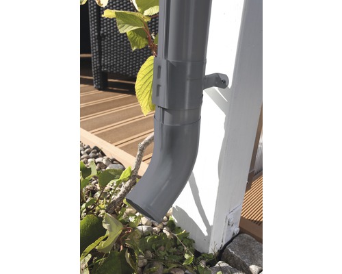 Grijze regenpijp aan de muur met beugel