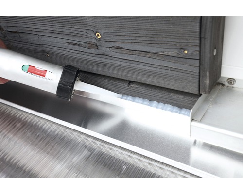 Aanbrengen van afdichtmiddel tussen hout en metaal met een kitpistool