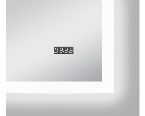 Detailweergave van een spiegel met digitale tijdweergave
