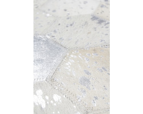 Close-up van een vloerkleed met vlekkenmotief