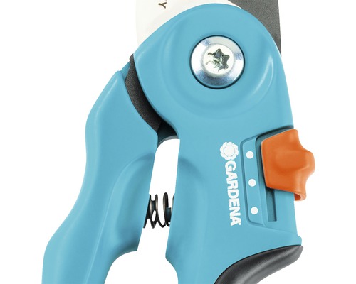 Detailopname van een snoeischaar met het Gardena-logo