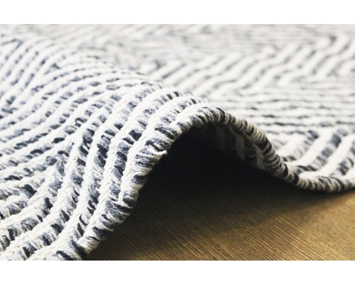 Close-up van een vloerkleed met geometrisch patroon