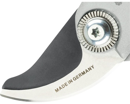 Detailopname van een tuinschaar met de tekst ''Made in Germany''.