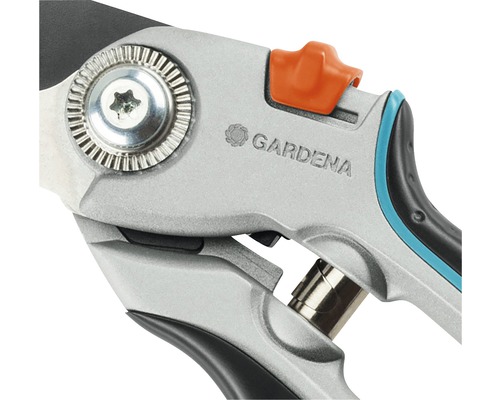 Detailopname van een tuinschaar met Gardena logo.