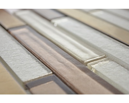 Detailopname van een mozaïektegel met langwerpige glassteentjes