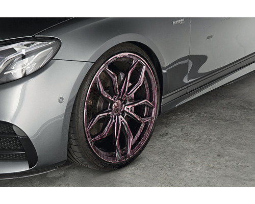 Detail van een grijze auto met velg
