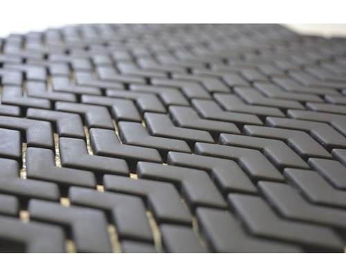 Detailopname van een zwarte, modulaire vloermat met zigzagpatroon