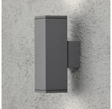 Grijze buitenwandlamp gemonteerd op een muur