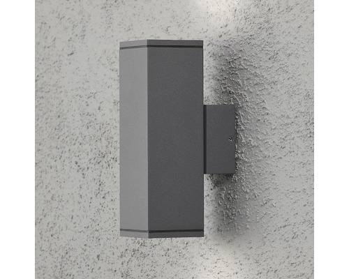 Grijze buitenwandlamp gemonteerd op een muur