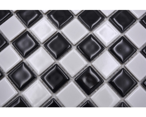 Vierkante mozaïektegels in een dambordpatroon