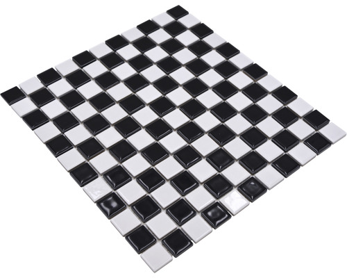 Mozaïektegel in schaakbordpatroon met zwarte en witte keramische tegels