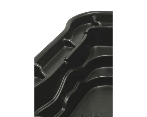 Detailopname van een voorgevormde vijver met verschillende niveaus