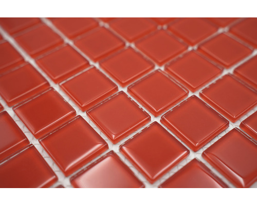 Close-up van rode vierkante glazen mozaïektegels.