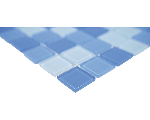 Mozaïektegel met vierkante, blauwachtige glazen steentjes.