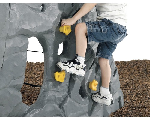 Kind klimt op een grijze klimmuur met gele handgrepen