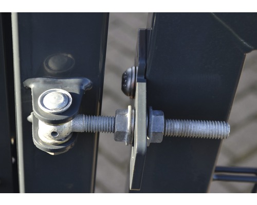 Gedetailleerde weergave van een metalen hekscharnier met schroeven en moeren