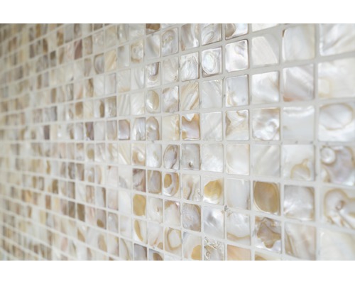 Wandtegels van parelmoer in een vierkant patroon