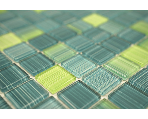 Close-up van groene en blauwe glazen mozaïektegels