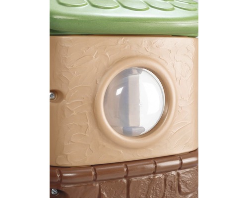 Detail van een speelhuis met een rond raam