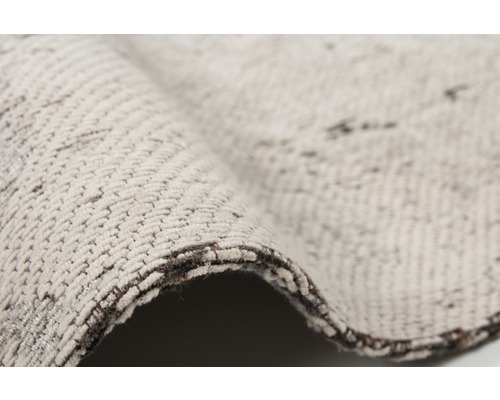 Gedetailleerde weergave van een beige tapijt met textielpatroon