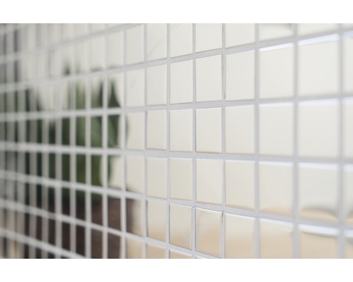 Close-up van een wand met vierkante mozaïektegels