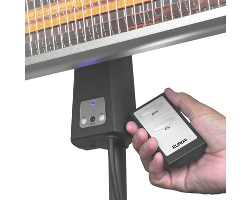 Close-up van een terrasverwarmer met afstandsbediening voor bediening