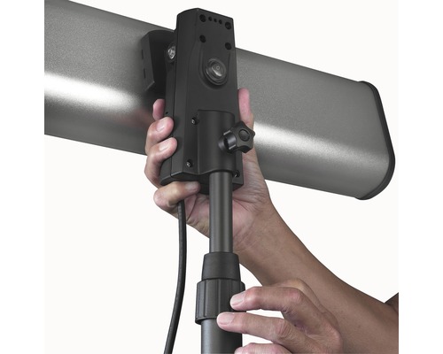 Installatie van een zonnescherm met elektrische aandrijving op de montagevoet