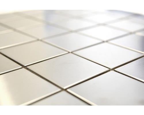 Vierkante tegels van metaal in tegelverband