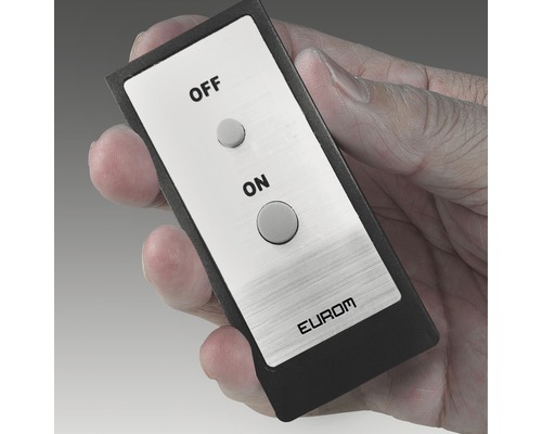 Een hand houdt een afstandsbediening vast met een aan- en uitknop.