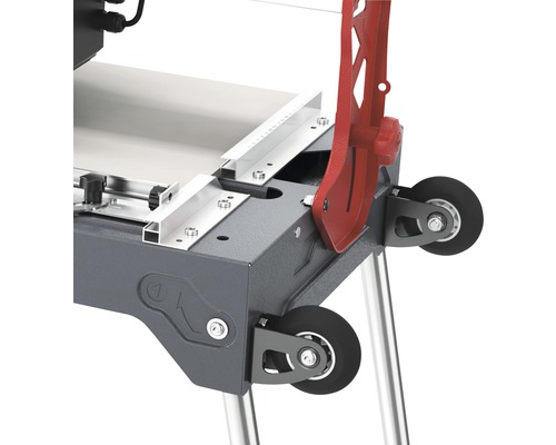 Detailopname tegelsnijtafel met wielen en verstekhoek