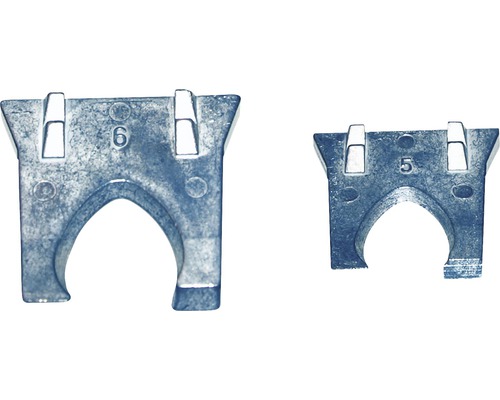Twee metalen beugels voor pijpbevestiging met de nummers 5 en 6