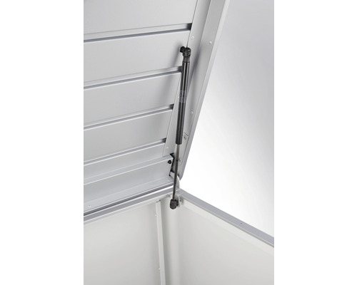 Detailopname van een open metalen tuinkist met gasveer