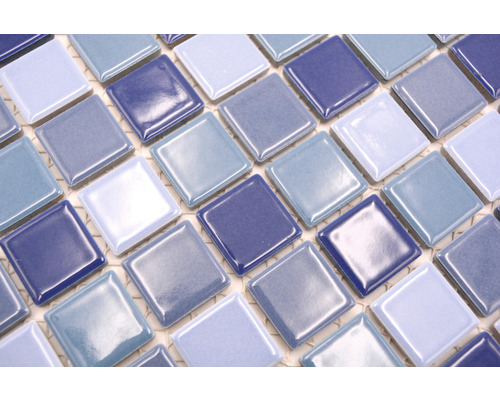 Vierkante mozaïektegels in verschillende blauwtinten