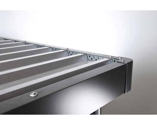 Detailopname van een metalen rek met geperforeerde steunen en schroefverbindingen