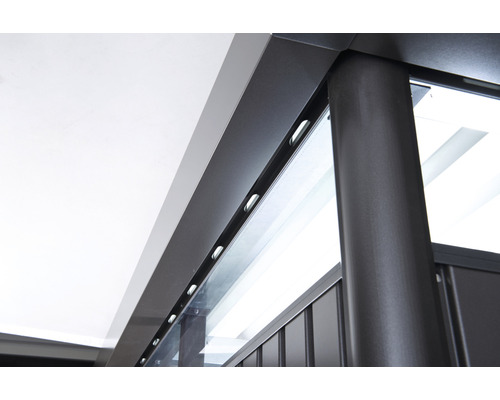 Detailaanzicht van een terrasoverkapping met metalen steun en glazen elementen