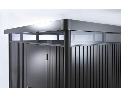 Detailopname van een tuinhuis met deur en glazen elementen bovenaan