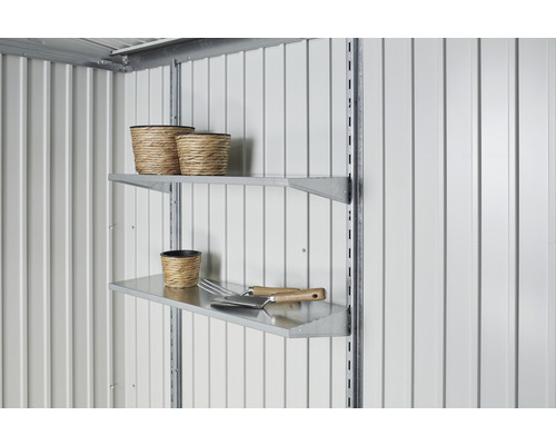 Metalen planken met plantenbakken en tuingereedschap aan een witte wand