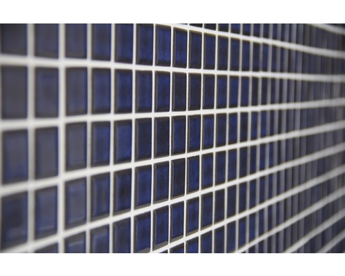 Close-up van mozaïektegels op een muur.