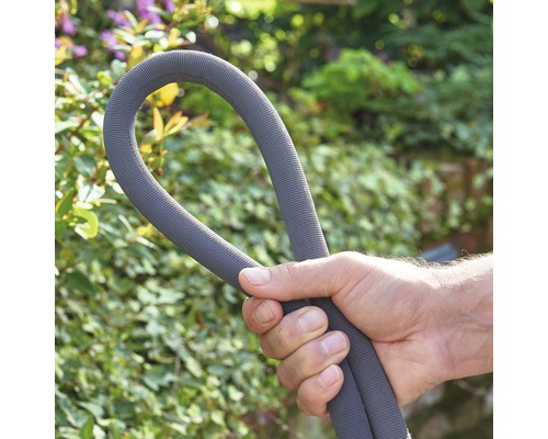 Persoon houdt een flexibele tuinslang vast
