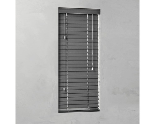 Grijze houten jaloezie in het raam