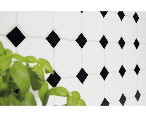Wandtegels met achthoekig patroon in zwart en wit