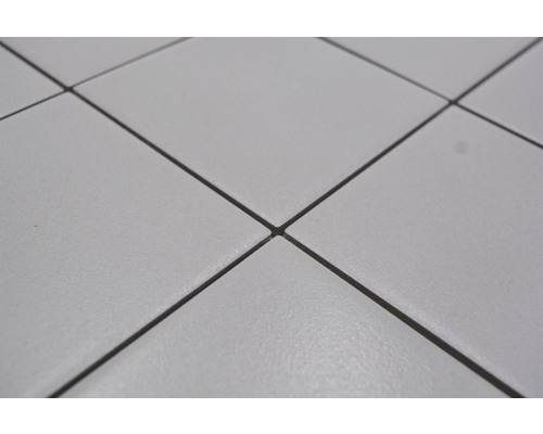 Close-up van vierkante tegels met voegen