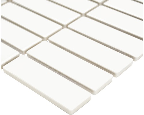 Gedetailleerde close-up van rechthoekige witte mozaïektegels