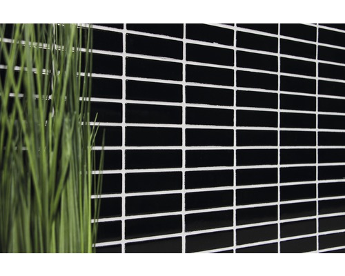 Zwarte mozaïektegels met witte voegen