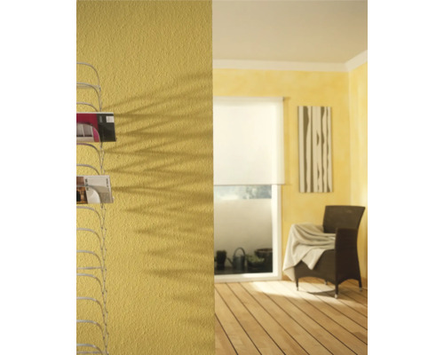 Woonkamer met wandrek voor tijdschriften, fauteuil, raam en houten vloer