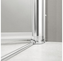 Detail van een douchecabine met metalen elementen en glas