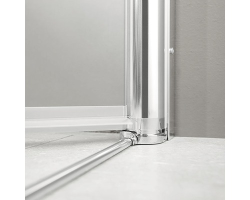 Detail van een douchecabine met metalen elementen en glas