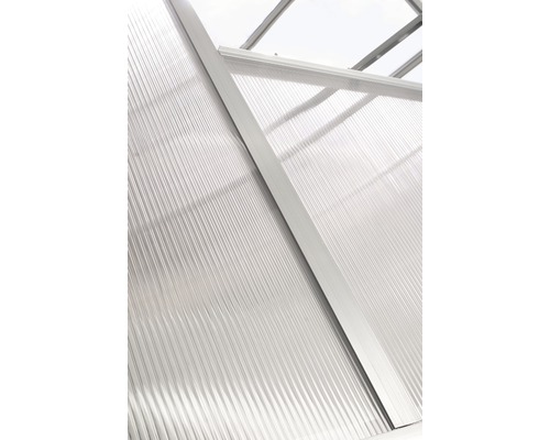Detailopname van een kas met polycarbonaatplaten en aluminium frame