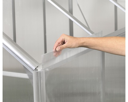 Gedetailleerde weergave van de installatie van kunststof wandelementen in een kas