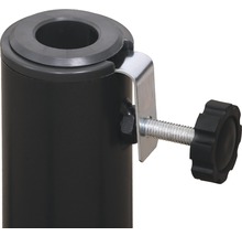 Detail van een beugel met schroef op een statief